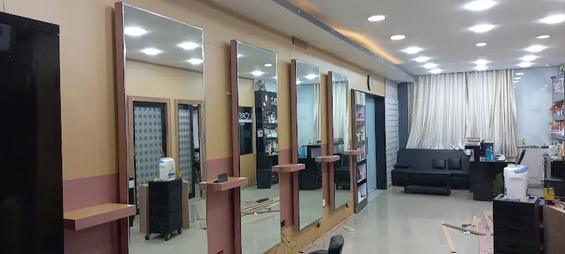 R LAUNCH SALON