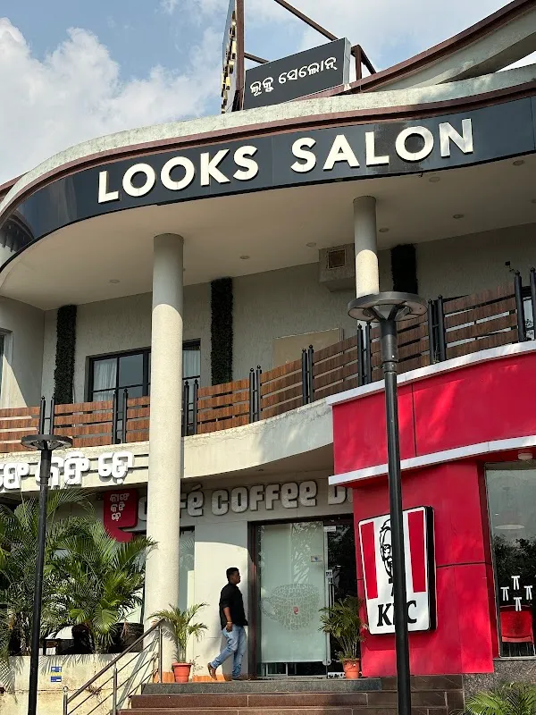 Looks Salon Janpath