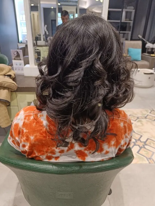 Looks Salon Janpath