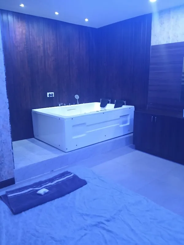 Sukha Lomi Family Spa