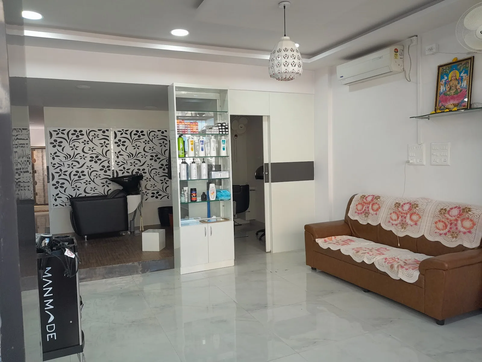 Green Leaves Unisex Salon