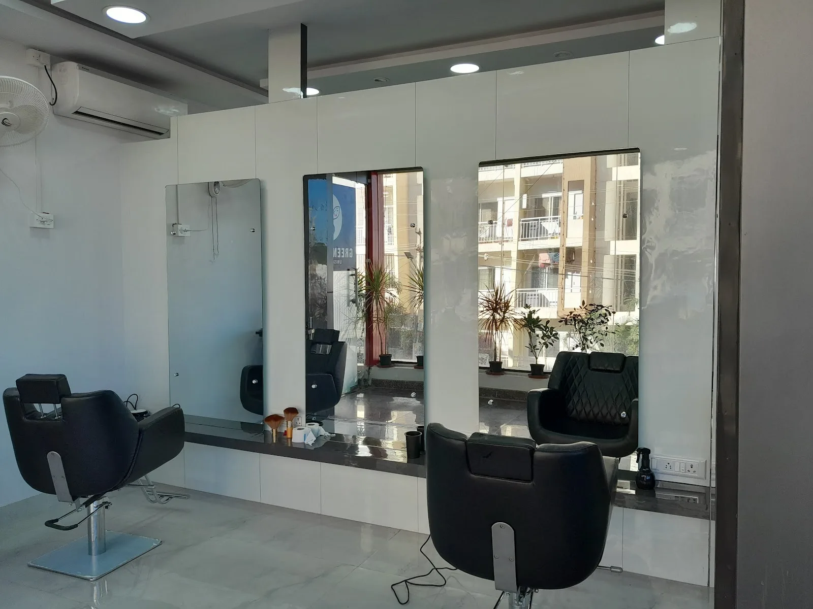 Green Leaves Unisex Salon