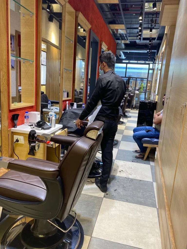 Looks Salon, Vegas Mall