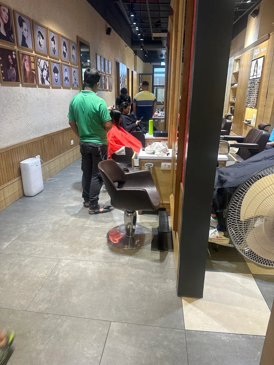 Looks Salon, Vegas Mall