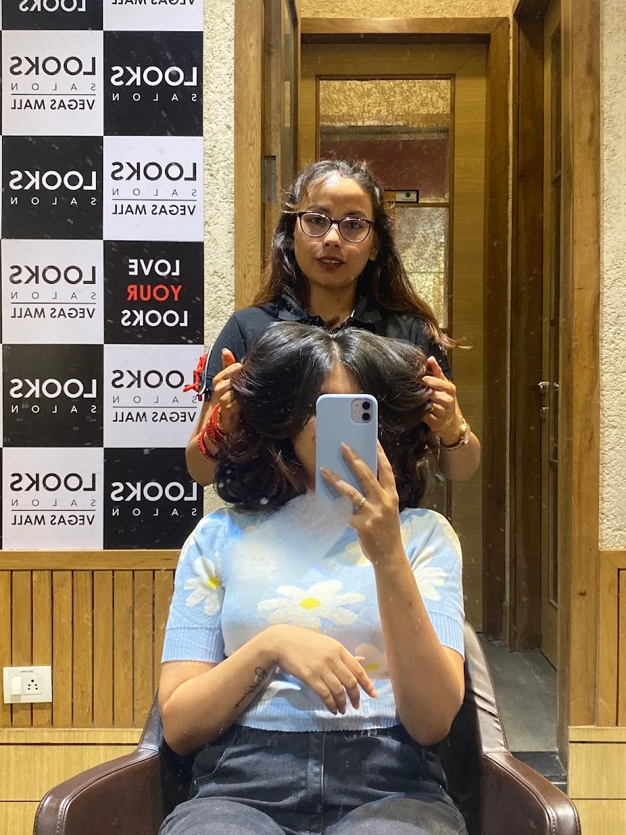 Looks Salon, Vegas Mall
