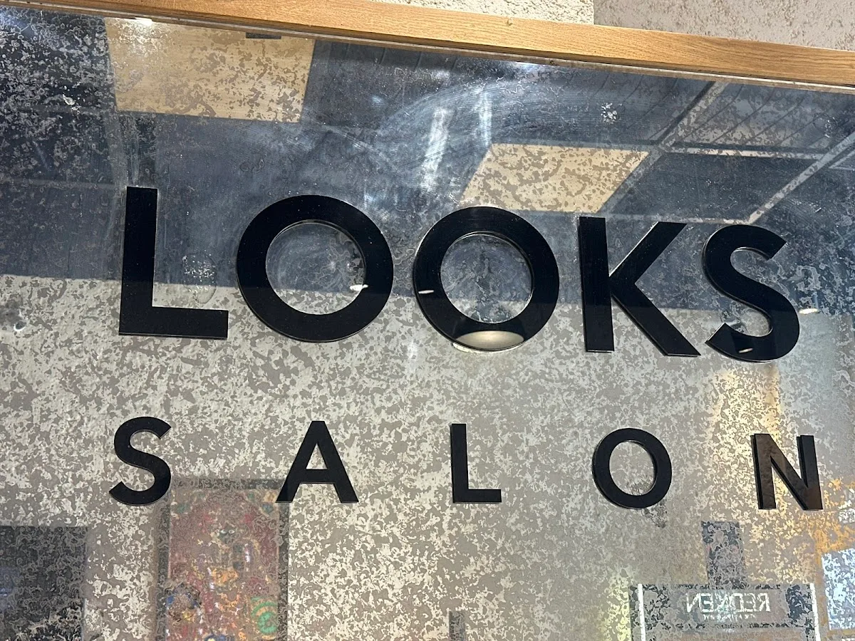 Looks Salon, Vegas Mall