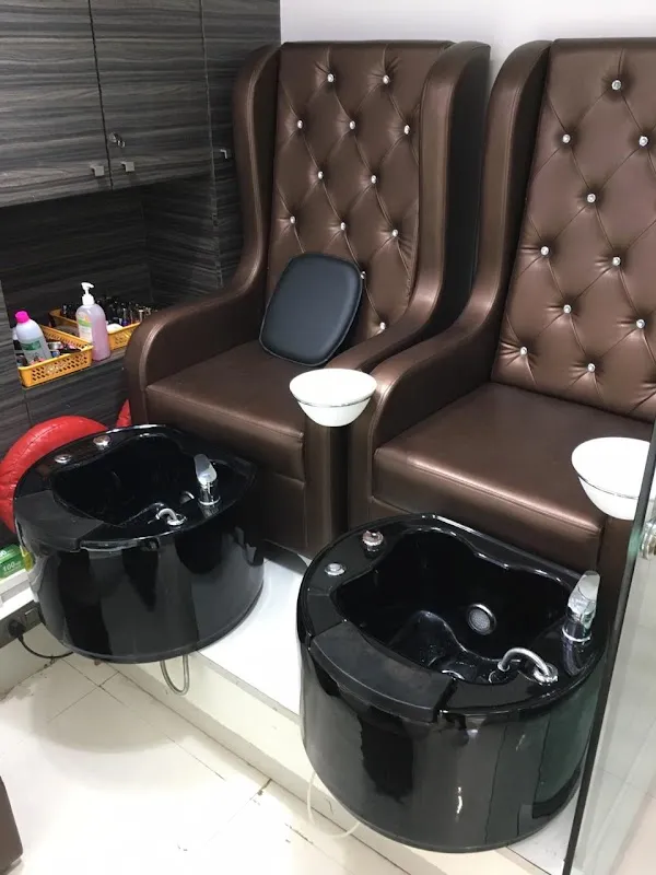 LYNN SALON
