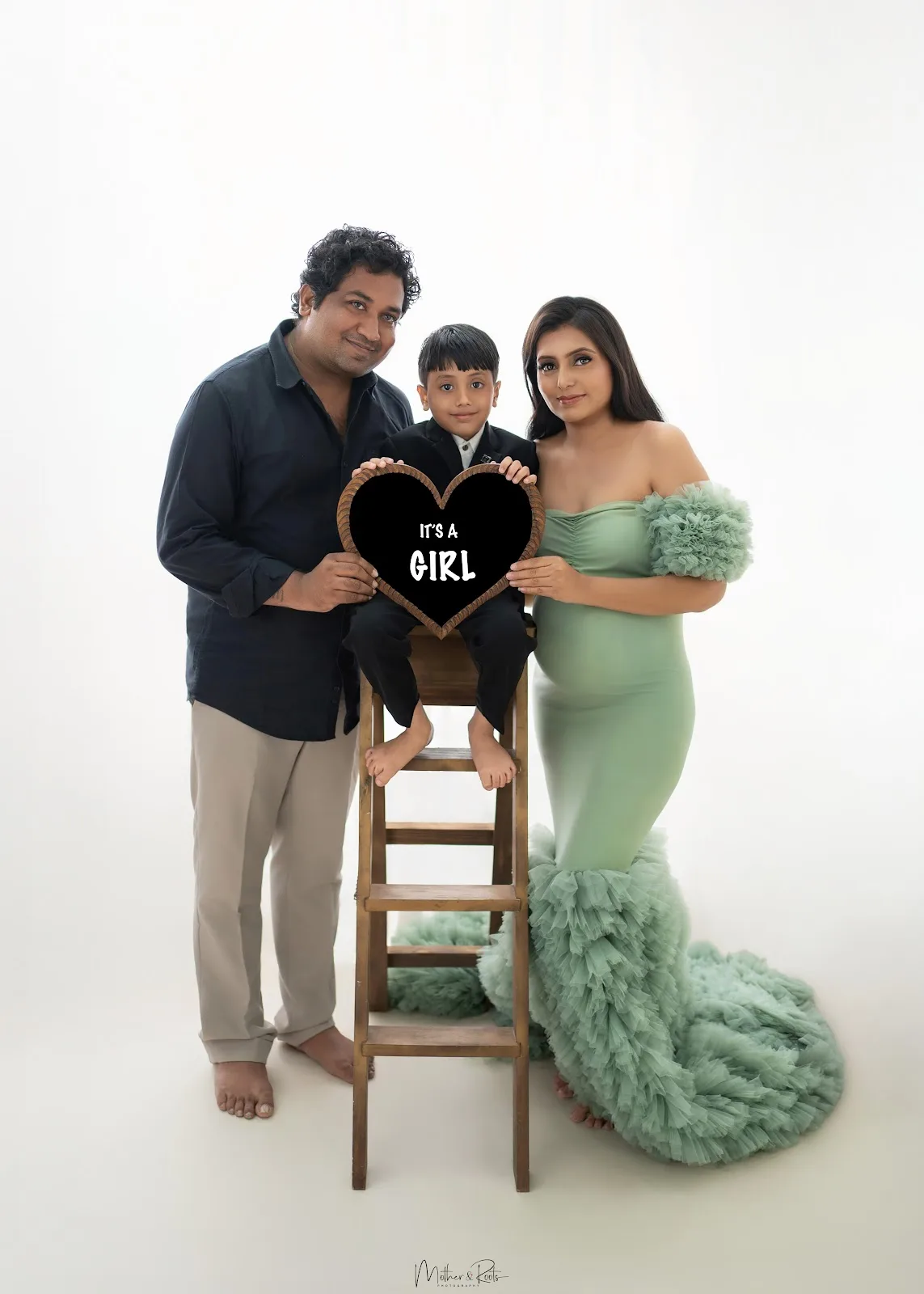 Mother & Roots – Maternity & Newborn Photography Studio