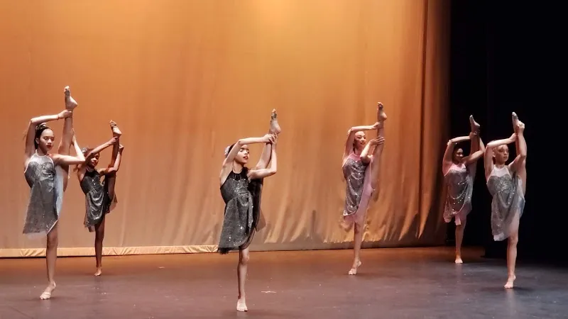 TamiCo. Dancing
