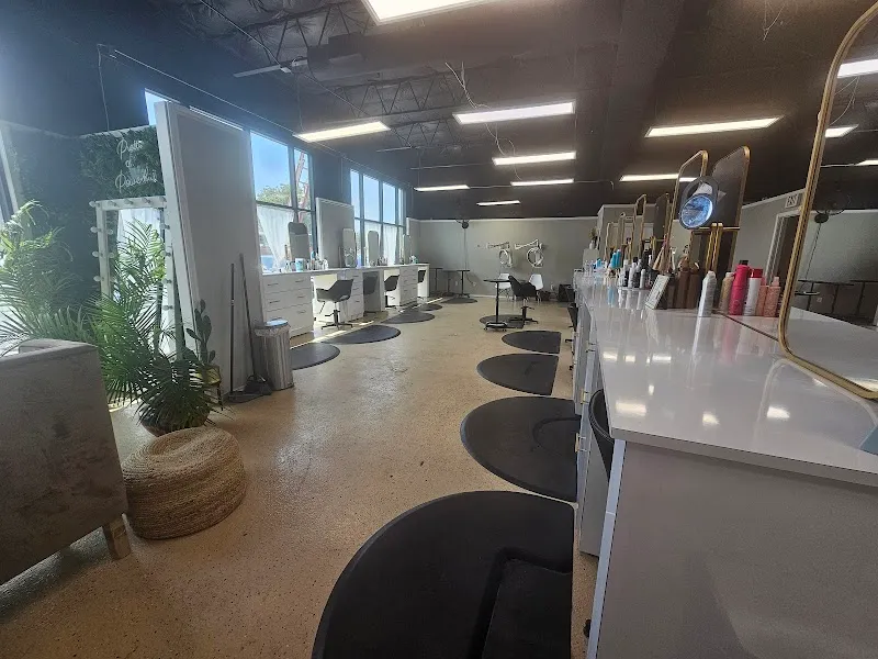Deseo Beauty Lounge Color