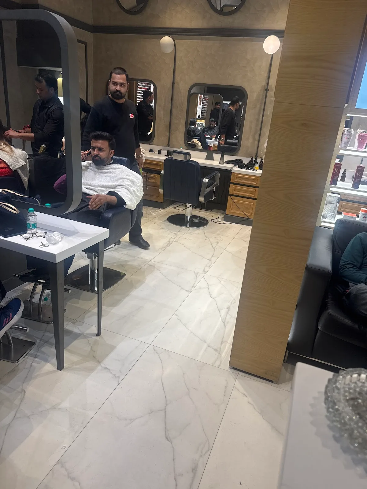 Looks Salon Noida Sector 128