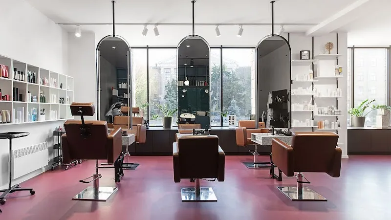 Elegantia Luxury Salon & Academy – Best Unisex Salon & Makeup Academy in Rajouri Garden, Delhi