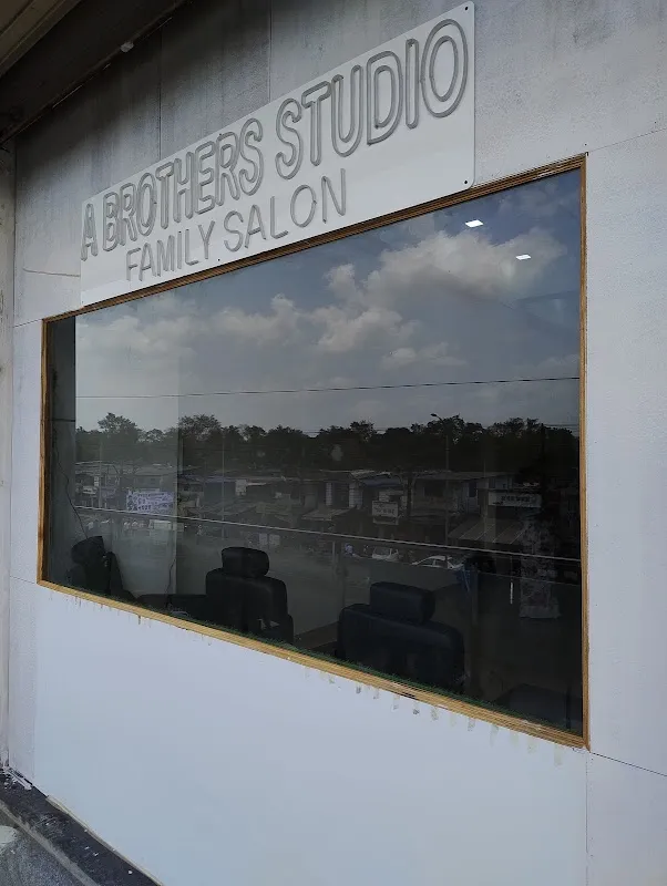 A BROTHERS STUDIO FAMILY SALON