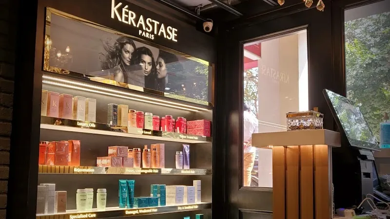 Looks Salon Kailash colony unisex