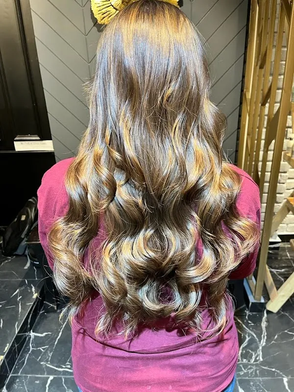 Looks Salon Kailash colony unisex