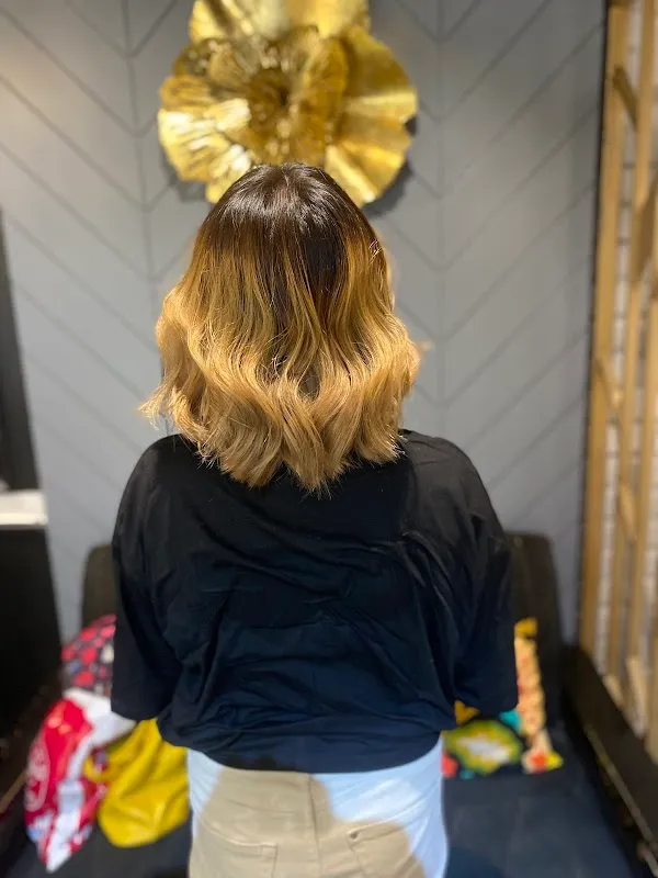 Looks Salon Kailash colony unisex
