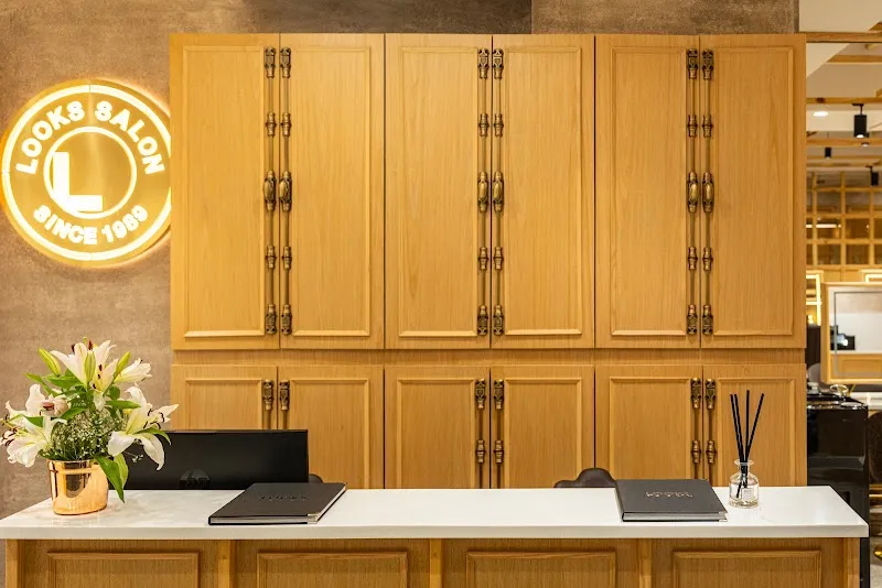 Looks Salon, Goregaon East