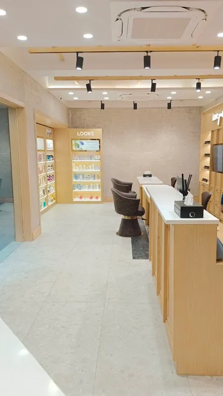 Looks Salon, Goregaon East