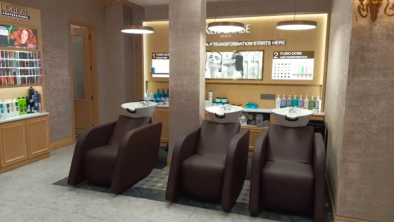 Looks Salon, Goregaon East