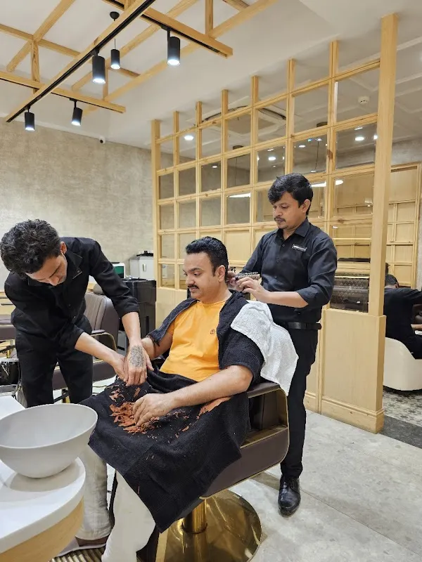 Looks Salon, Goregaon East