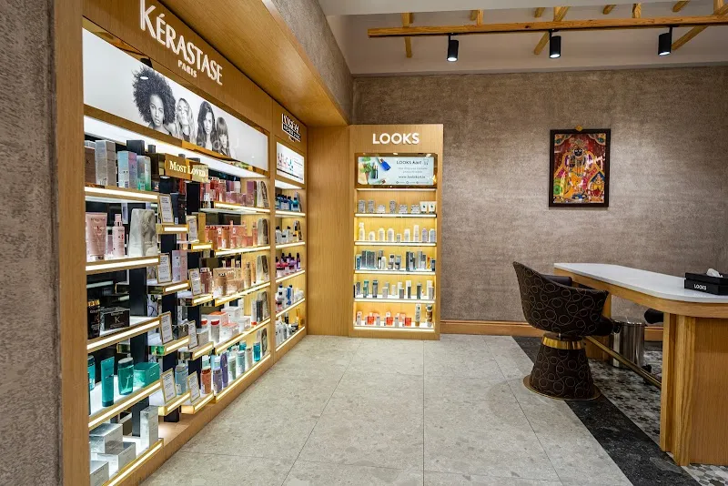 Looks Salon, Goregaon East