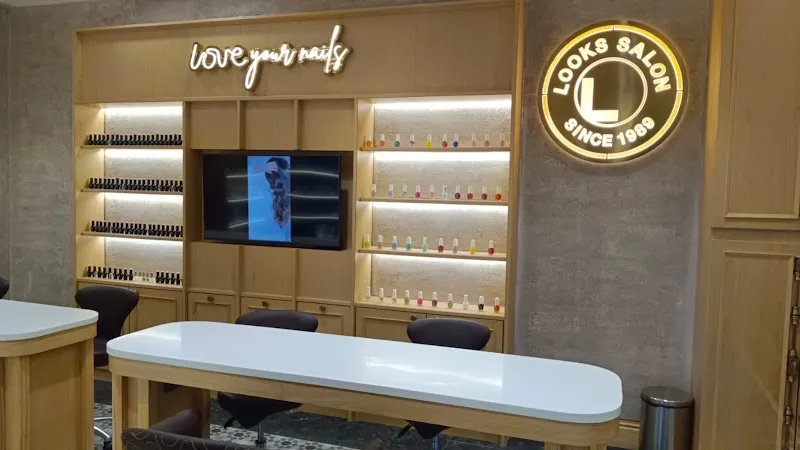 Looks Salon, Goregaon East