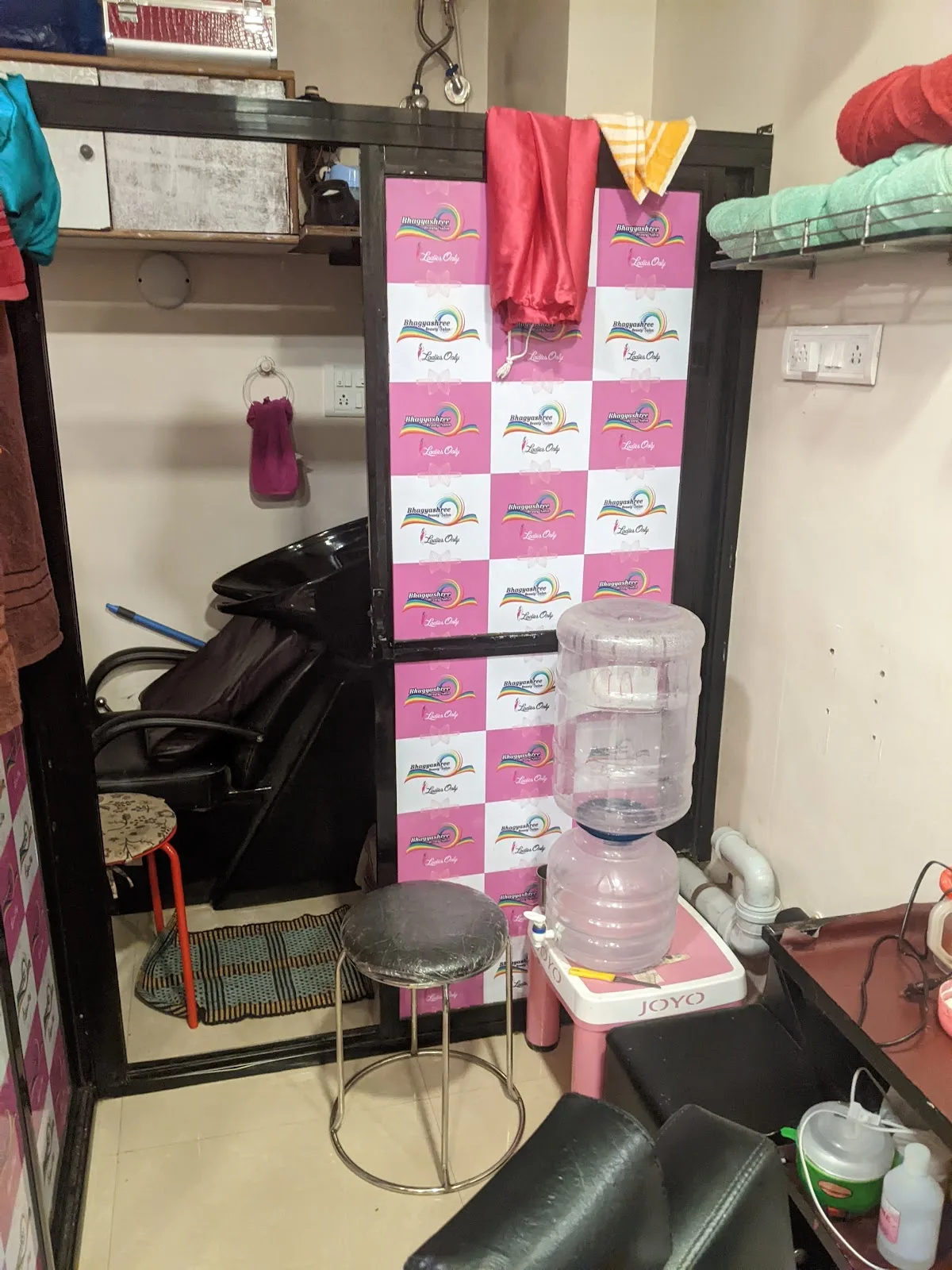 BHAGYASHREE BEAUTY SALON : Best Ladies Salon parlour near me in Mahim West