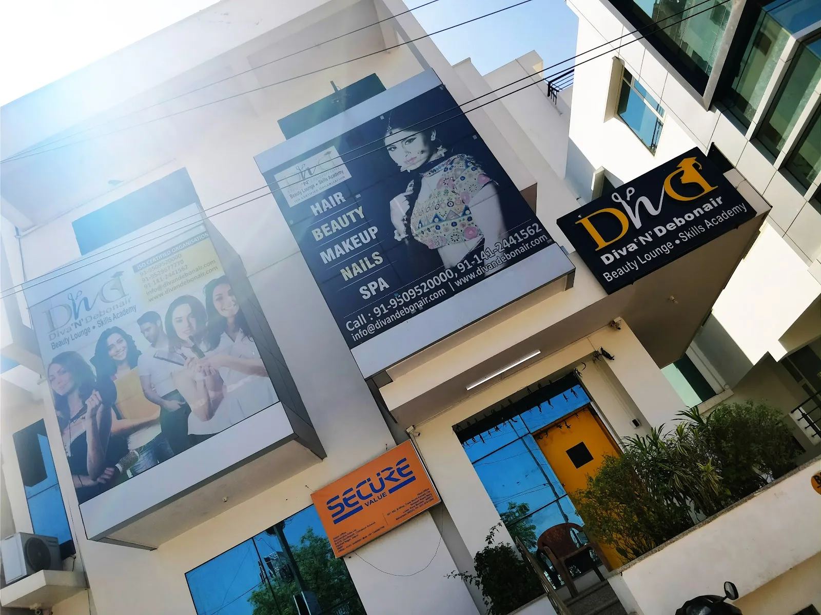 Diva N Debonair (Beauty Lounge)-Ladies Unisex Bridal Beauty Parlour Salon In Jaipur- Best Makeup Artist In Jaipur