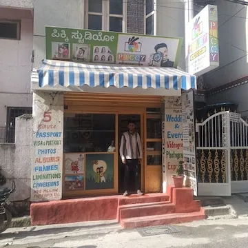 PICCY PHOTO STUDIO