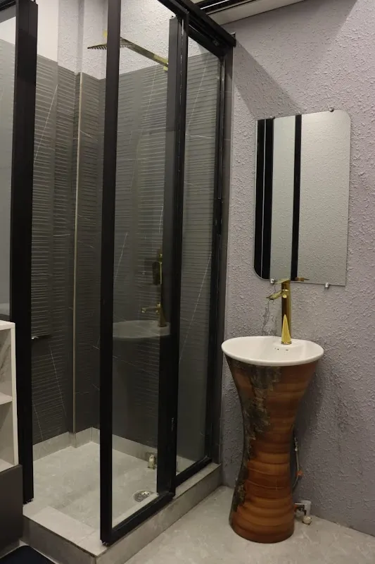 D Amoura Unisex Salon