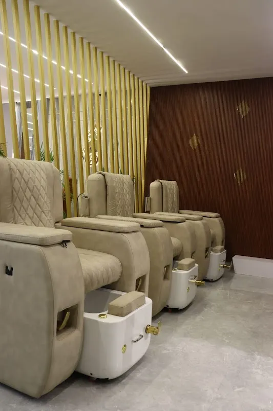 D Amoura Unisex Salon
