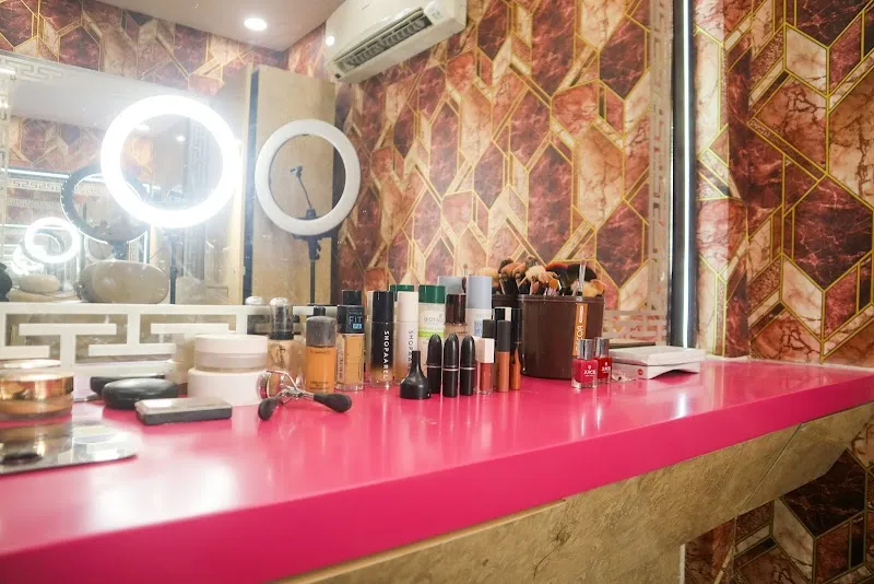 SCISSOR & STYLE UNISEX SALON