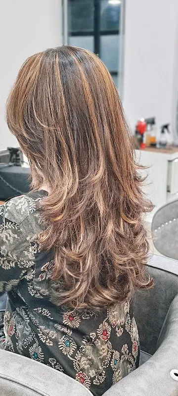 Divine Paris Unisex Salon