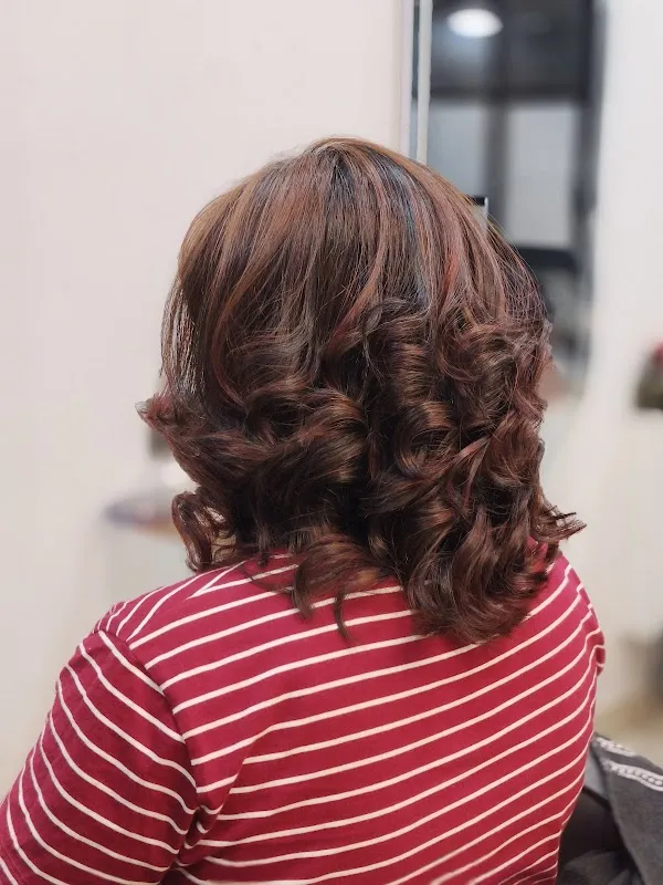 Divine Paris Unisex Salon