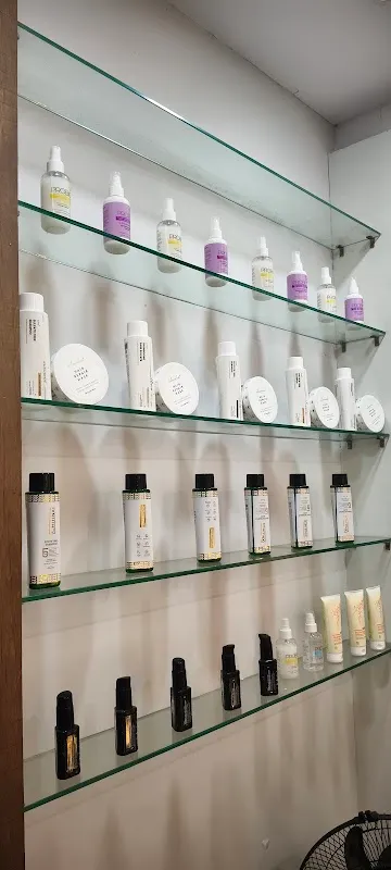 Divine Paris Unisex Salon