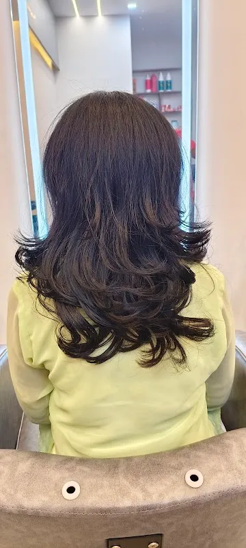 Divine Paris Unisex Salon