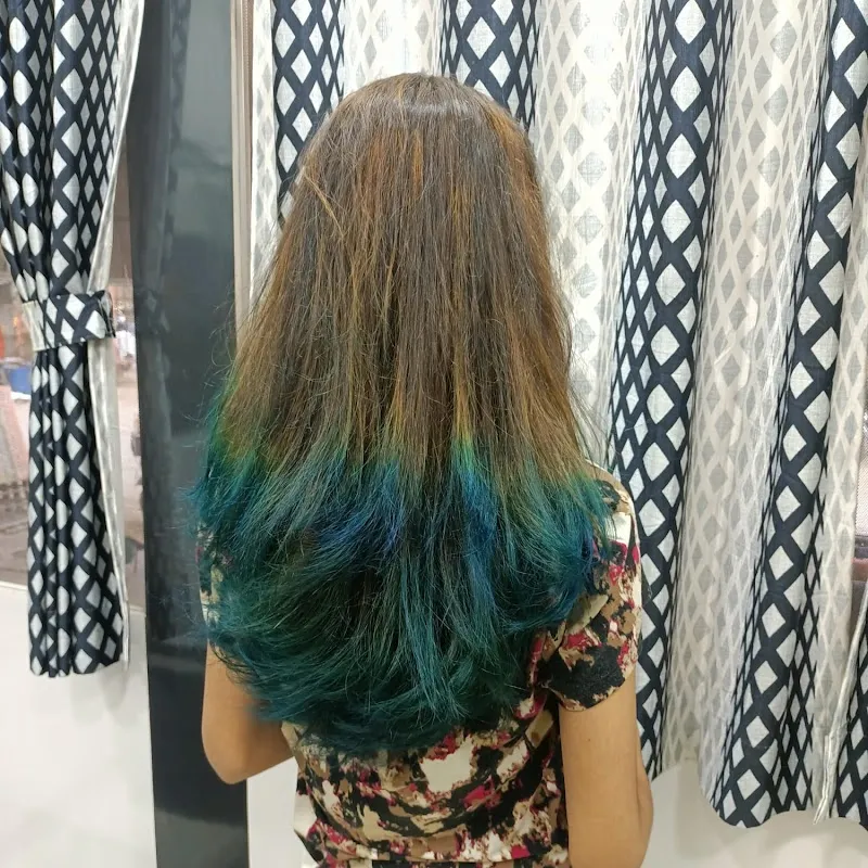 THE BEAUTY GARAGE SALON