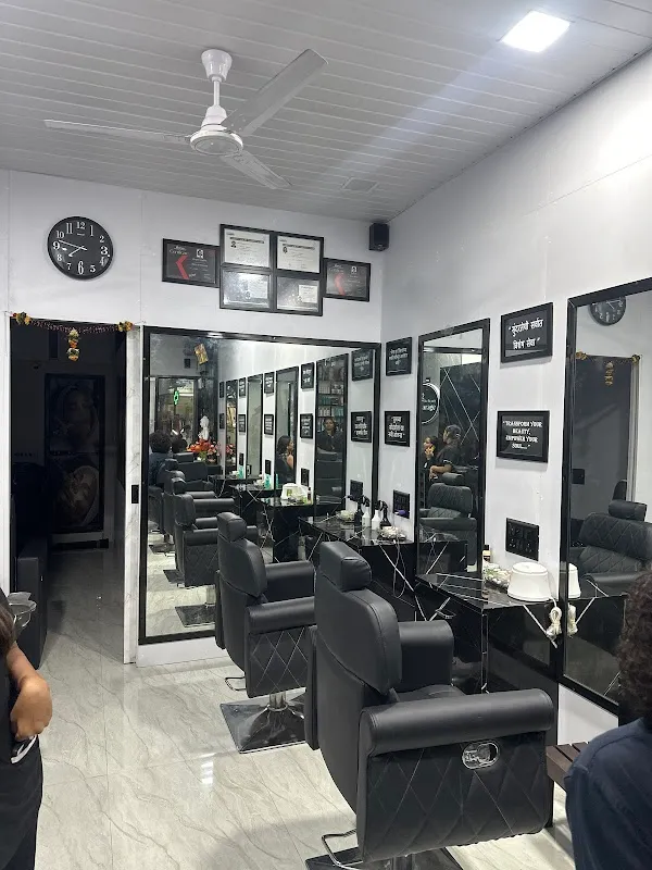 THE BEAUTY GARAGE SALON
