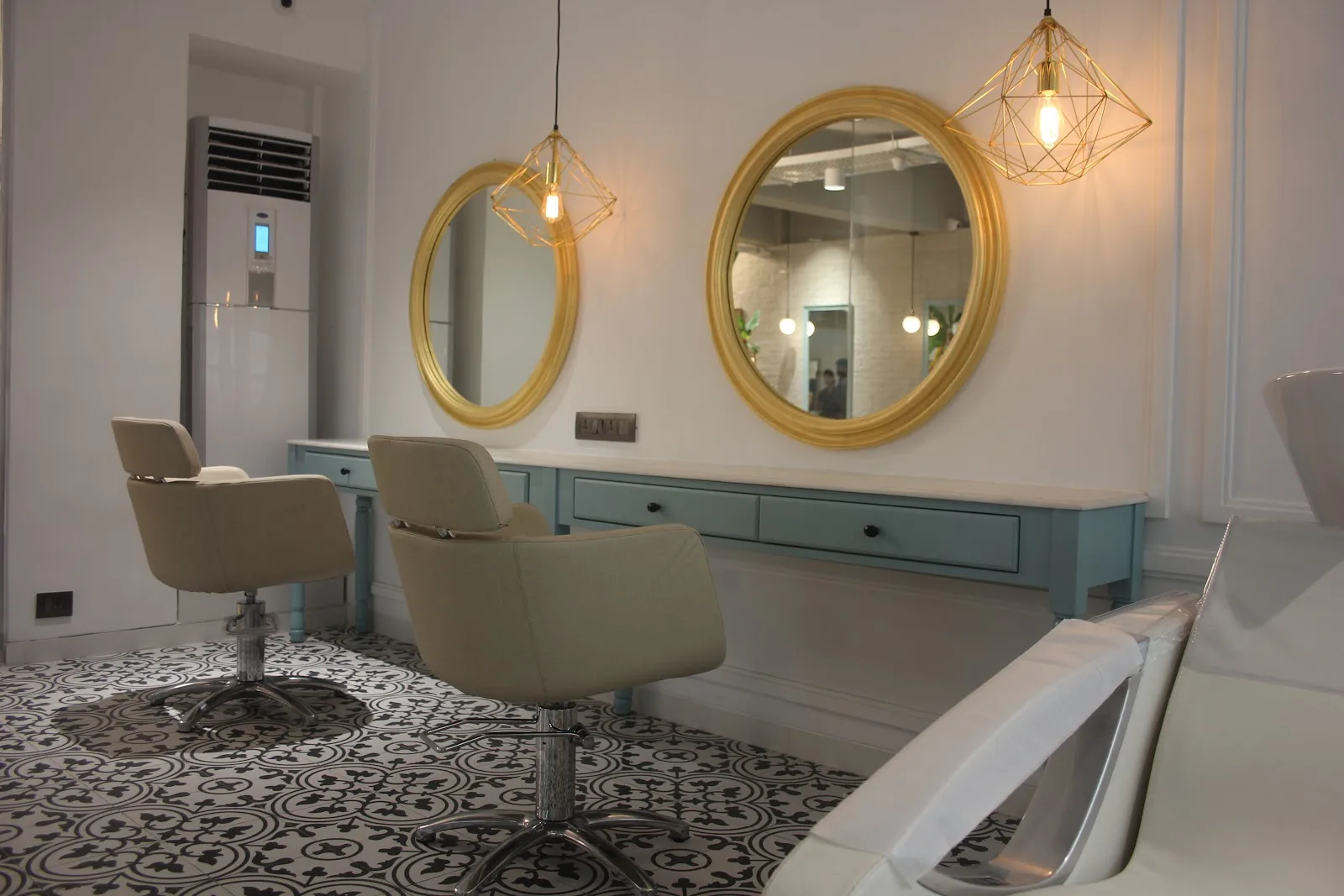 Shivas Signature Salon Walkeshwar