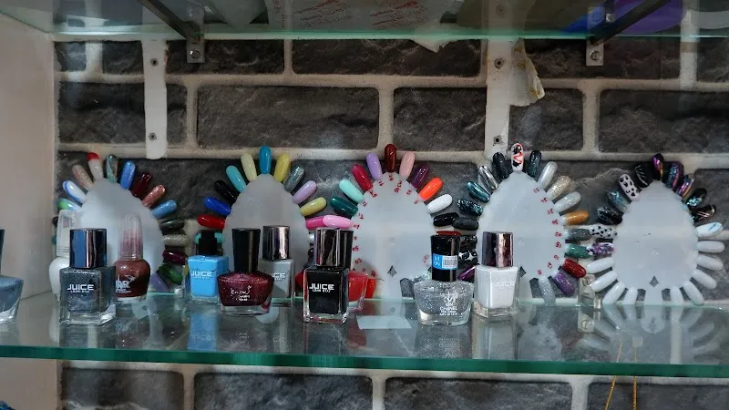 Aayushi Beauty Salon