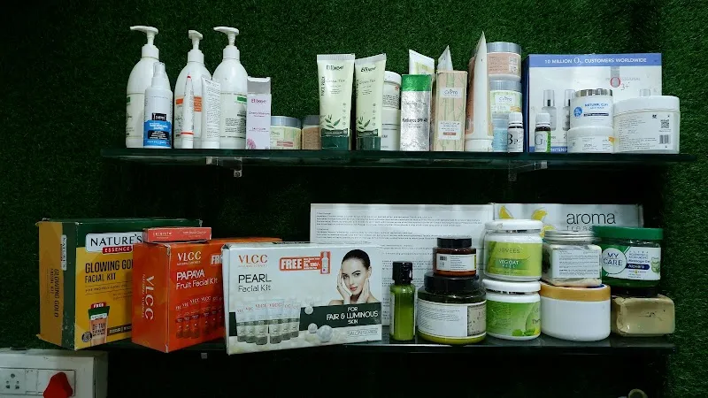 Aayushi Beauty Salon