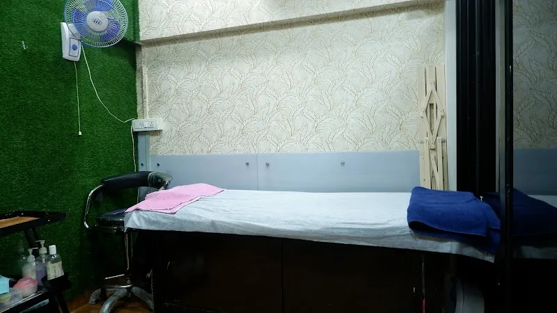 Aayushi Beauty Salon