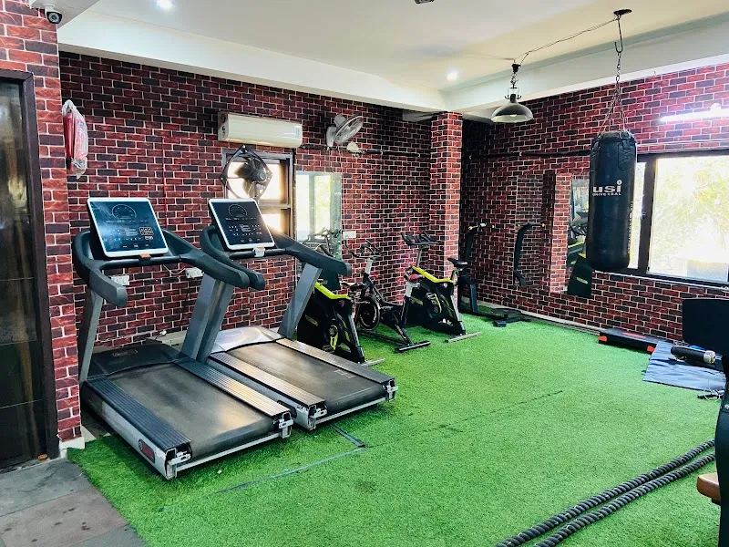 THE KING FITNSS UNISEX GYM