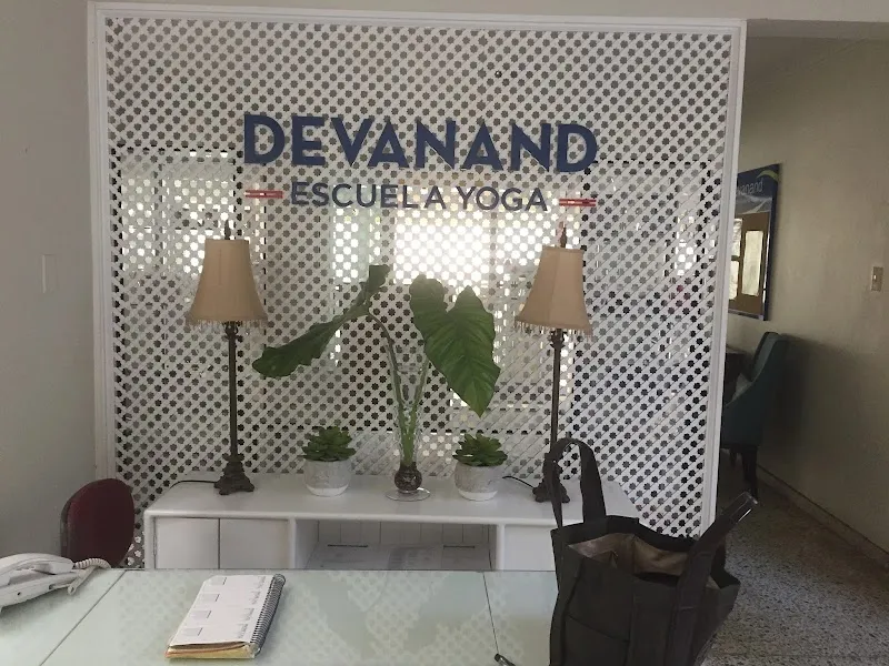 Escuela Yoga Devanand