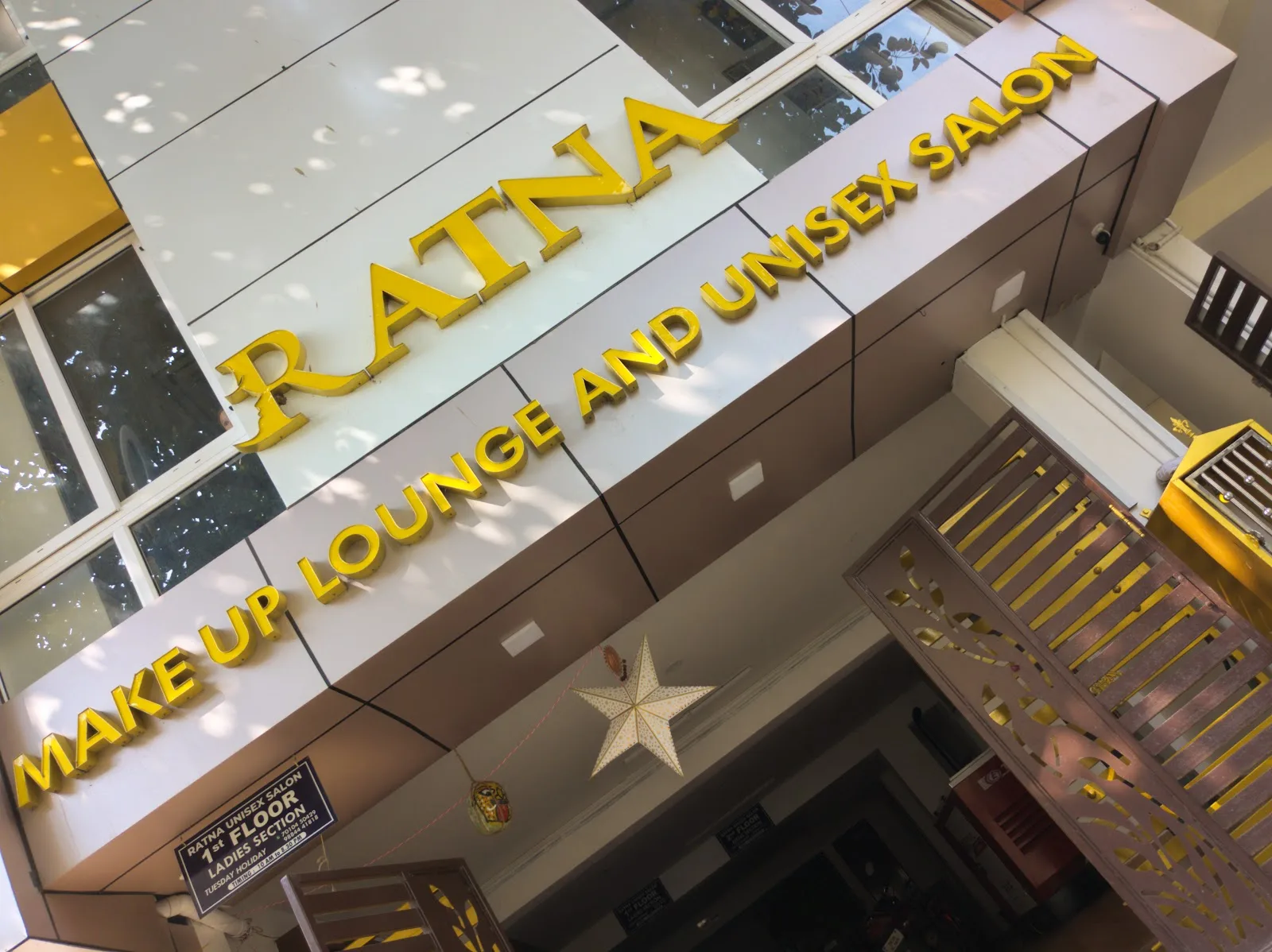 RATNA MAKEUP LOUNGE & UNISEX SALON