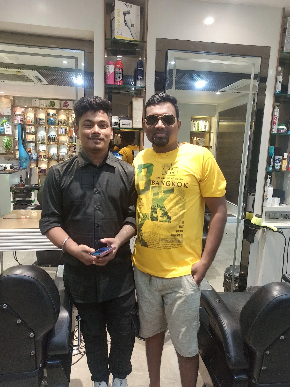 RATNA MAKEUP LOUNGE & UNISEX SALON