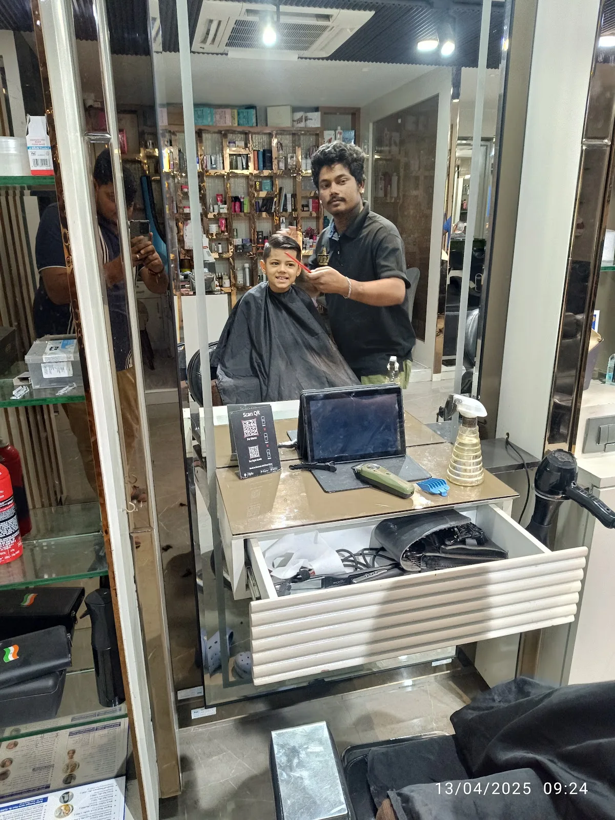 RATNA MAKEUP LOUNGE & UNISEX SALON