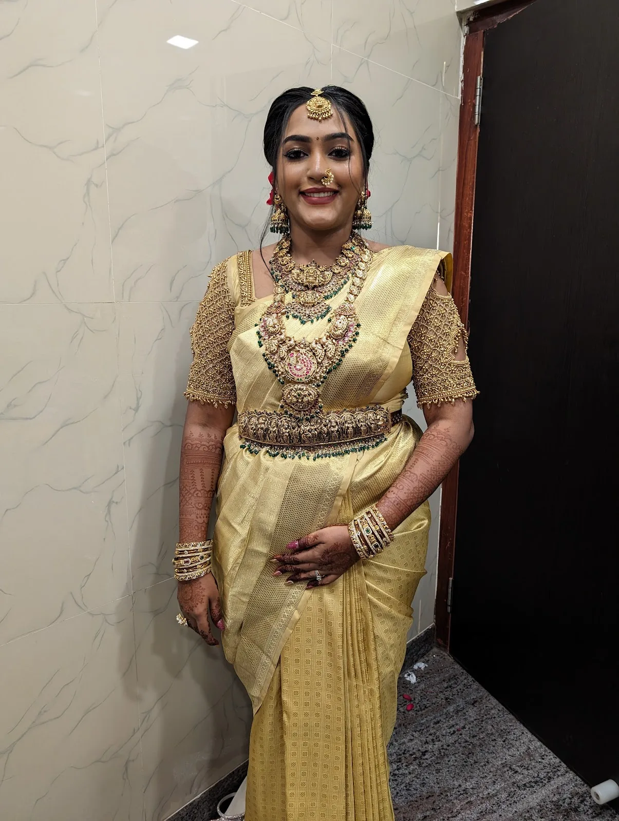 RATNA MAKEUP LOUNGE & UNISEX SALON