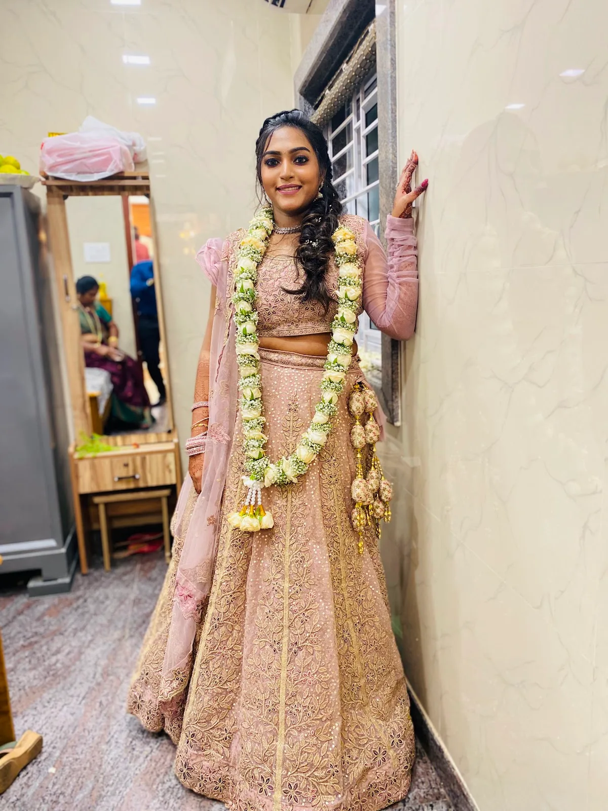 RATNA MAKEUP LOUNGE & UNISEX SALON