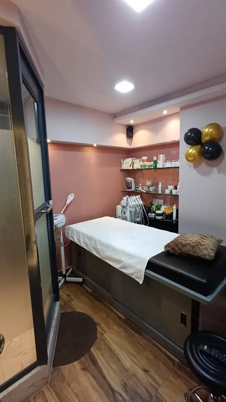 Luxeaura unisex salon | Beauty Salon in Thane | Makeup Artist in Thane | Nail Artist in Thane